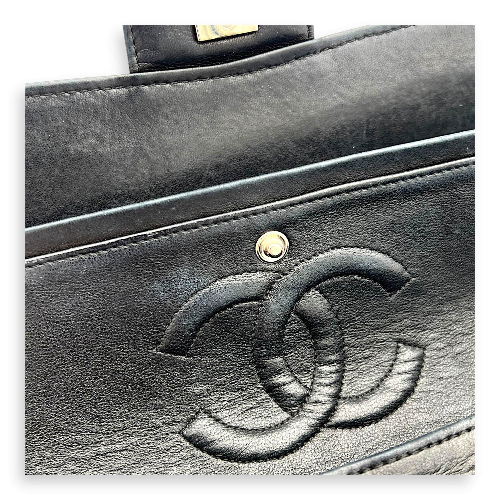 Classic Medium Black Shoulder Bag in Patent Leather, Silver hardware - Image 12